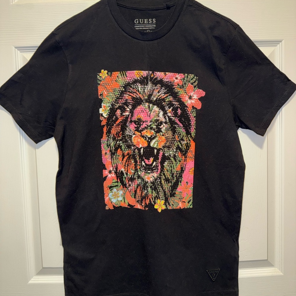 GUESS Black Tee with Vibrant Lion Graphic